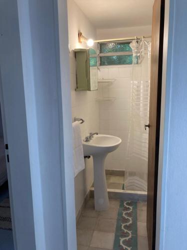 biała łazienka z umywalką i prysznicem w obiekcie La Casita w mieście La Cumbre