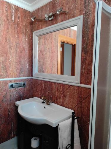 y baño con lavabo y espejo. en Apartamento Delfín, en Mojácar