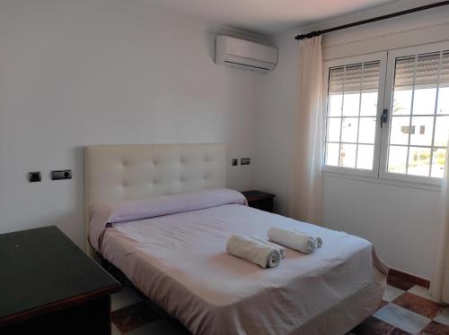 1 dormitorio con 1 cama con 2 toallas en Apartamento Delfín, en Mojácar