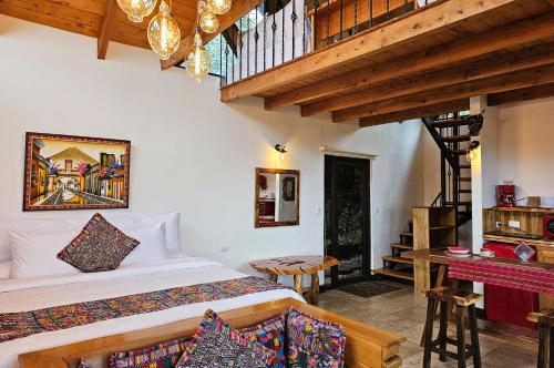- une chambre avec un lit et un escalier en bois dans l'établissement Hotel Casa Realeza, à Antigua Guatemala
