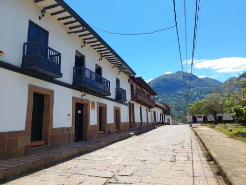 an empty street in a town with mountains in the background at HOTEL BOUTIQUE SIMACOTA in Simacota