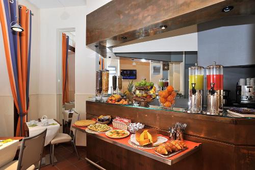 uma cozinha com um buffet de comida numa mesa em Hotel Scott House em Roma