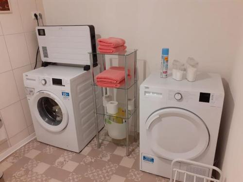 a bathroom with a washing machine and a washer at 4 km zu A7 und A71, Idylle am Bach, großer Garten in Euerbach
