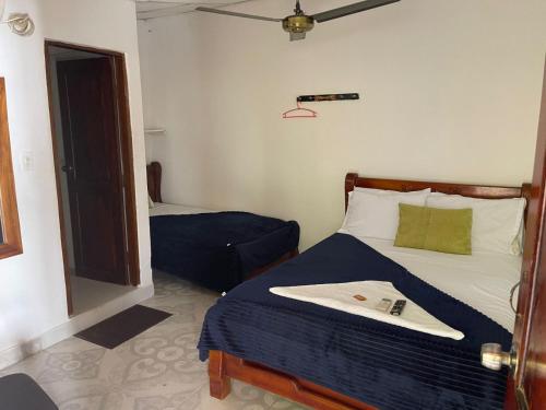 una piccola camera con letto e specchio di Hotel Majestic Mompox a Mompós