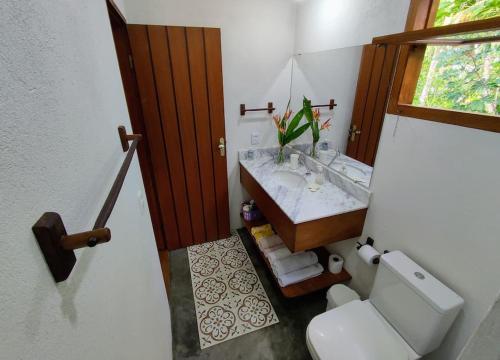 y baño con lavabo y aseo. en CasAmar no Condomínio Beira Mar Sargi, Serra Grande en Serra Grande