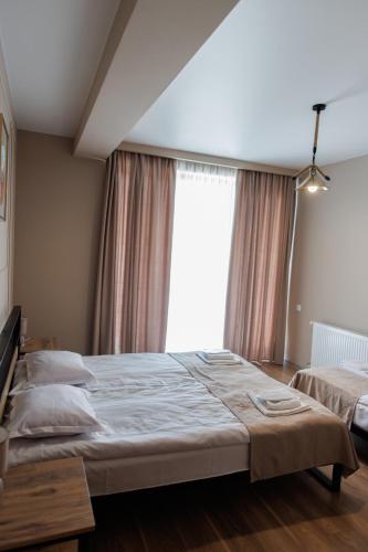 Ein Bett oder Betten in einem Zimmer der Unterkunft ALOFT