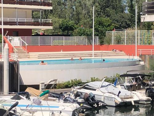- une piscine avec des bateaux amarrés dans un port de plaisance dans l'établissement Mandelieu apartment, à Mandelieu-la-Napoule