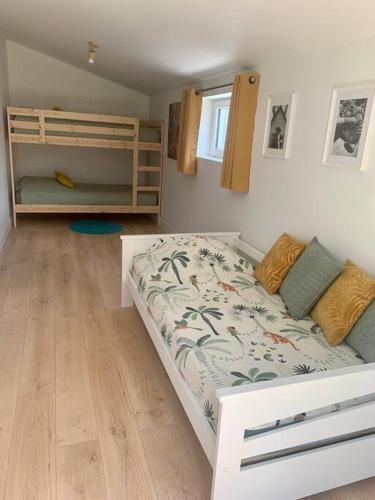 une chambre avec un lit et un lit superposé dans l'établissement Gîte de France Chez Fati, à Les Brunels