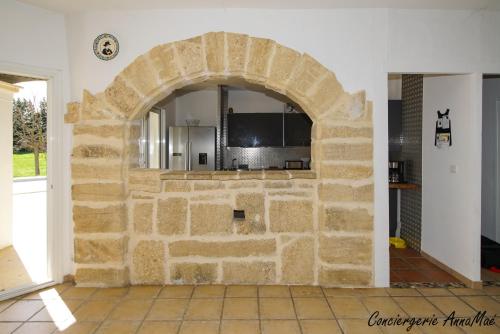 a kitchen with a stone wall in a room at Entre Provence et Camargue in Jonquières-et-Saint-Vincent