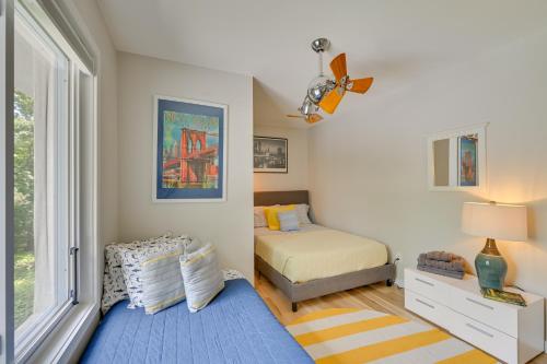 1 dormitorio con cama y ventana en Alluring Hampton Bays Hideaway Less Than 2 Mi to Beach!, en Hampton Bays