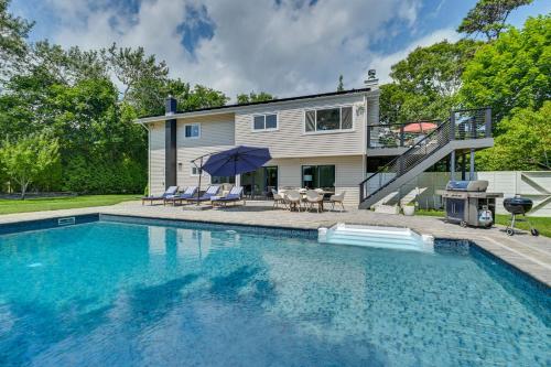 Bazén v ubytování Alluring Hampton Bays Hideaway Less Than 2 Mi to Beach! nebo v jeho okolí