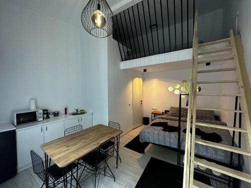 een kamer met een bed, een eettafel en een loft bij Vila Ana 2 Untold in Cluj-Napoca