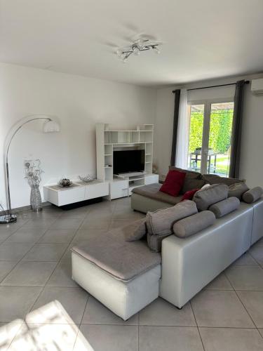 un soggiorno con un divano e una TV di Villa individuelle la bastidonne piscine privée ad Auriol