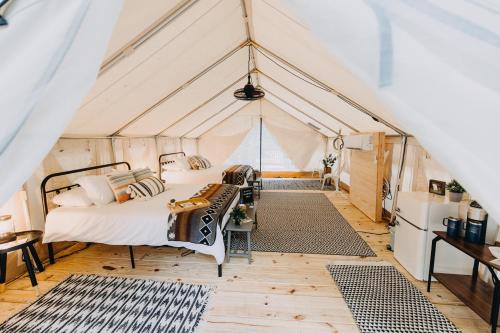 Ένα ή περισσότερα κρεβάτια σε δωμάτιο στο Timberline Glamping at Amicalola Falls