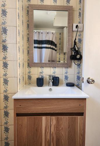 a bathroom with a sink and a mirror at Departamento con Vista al Mar in Viña del Mar