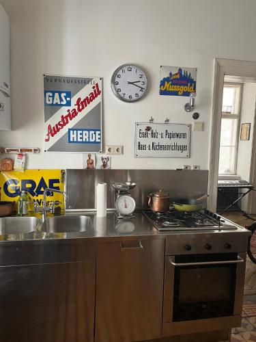 - une cuisine avec une cuisinière et quelques panneaux sur le mur dans l'établissement Cityapartment Josefstadt, à Vienne