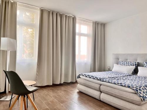 - une chambre avec un lit, une chaise et une fenêtre dans l'établissement Big family apartment in Bamberg, à Bamberg