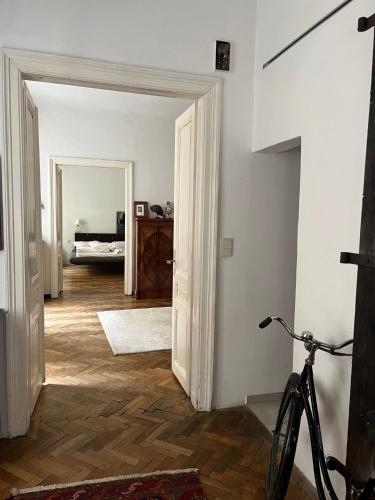 un vélo garé dans une pièce avec couloir dans l'établissement Cityapartment Josefstadt, à Vienne