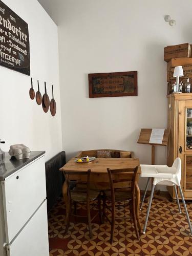 - une cuisine avec une table, des chaises et un comptoir dans l'établissement Cityapartment Josefstadt, à Vienne