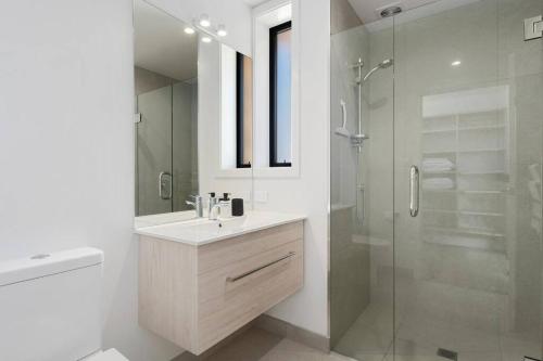 瓦納卡的住宿－Fantail Corner，一间带水槽和玻璃淋浴的浴室