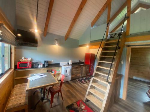 una cocina con una escalera en una casa pequeña en SkyWater Cabins en Hamilton