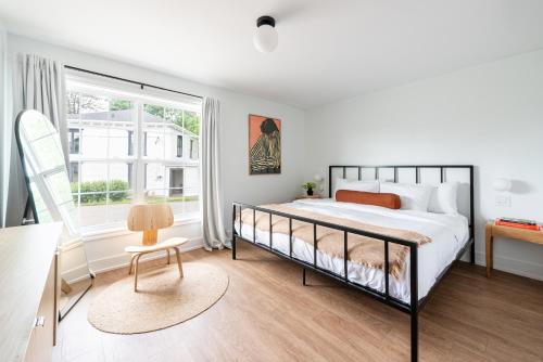 a bedroom with a bed and a window at Evangeline in Grand pré