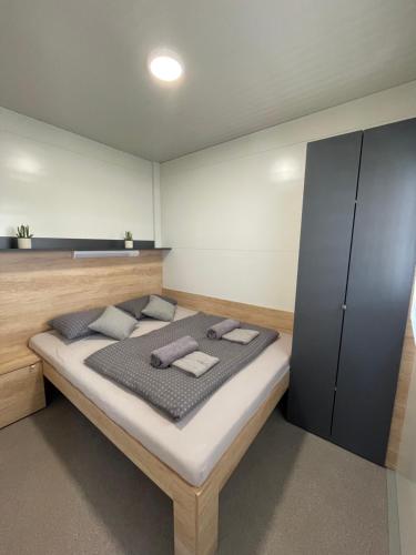 ein Schlafzimmer mit einem großen Bett in einem Zimmer in der Unterkunft Mobile homes Barka in Pakoštane