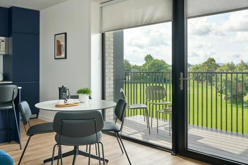 Habitación con balcón con mesa y sillas. en Grange One en Dublín