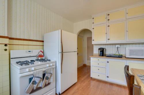 Η κουζίνα ή μικρή κουζίνα στο Chic Chicago Getaway with Fireplace!