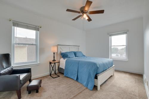 Ένα ή περισσότερα κρεβάτια σε δωμάτιο στο Chic Chicago Getaway with Fireplace!