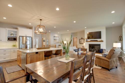 Dapur atau dapur kecil di Watercraft and Dock Lakefront Retreat in Alexandria