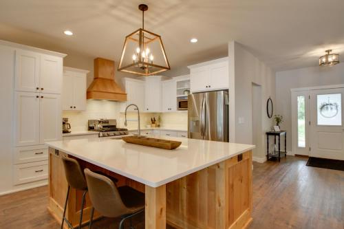 Dapur atau dapur kecil di Watercraft and Dock Lakefront Retreat in Alexandria
