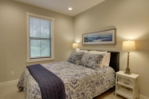 Katil atau katil-katil dalam bilik di Watercraft and Dock Lakefront Retreat in Alexandria