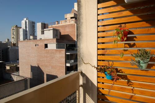 uma varanda com dois vasos de plantas num edifício em Estadías Azul em Rosário