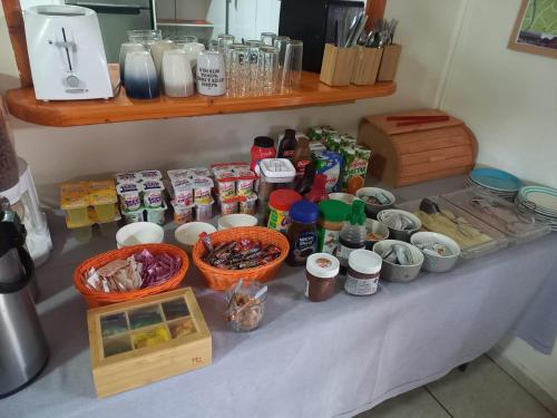 una mesa con un montón de comida. en Hostal Campo Base, en San Pedro de Atacama