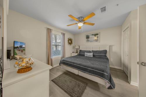 Schlafzimmer mit einem Bett und einem Deckenventilator in der Unterkunft Grand Caribbean in Perdido Key 111E by Vacation Homes Collection in Pensacola