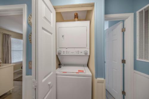 una lavadora y secadora blancas en una habitación en Grand Caribbean in Perdido Key 111E by Vacation Homes Collection en Pensacola