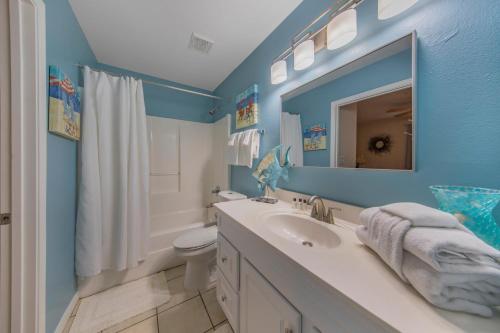 Koupelna v ubytování Grand Caribbean in Perdido Key 111E by Vacation Homes Collection