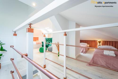 sypialnia na poddaszu z łóżkiem w obiekcie Baltic Apartments - Willa Carmen DeLuxe w Świnoujściu