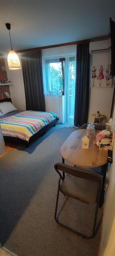 sypialnia z łóżkiem i stołem w obiekcie Studio apartman Bruna w mieście Ðakovo