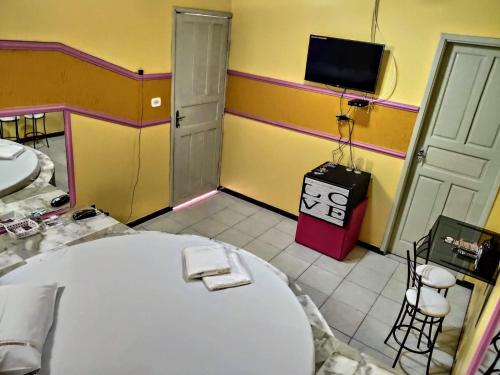 a room with a bed and a tv and a bathroom at Hotel Paraíso Guaira in Guaíra