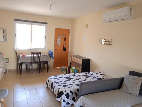een kamer met een bed, een tafel en een bank bij Xylophagou Rest and relax (2) Ayia Napa Larnaca in Xylophaghou