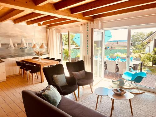 a living room with a couch and chairs and a table at Ferienhäuser mit Seeblick direkt am Plauer See in Plau am See