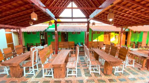 ein leeres Restaurant mit Holztischen und -stühlen in der Unterkunft Wooden Kemiren Homestay Banyuwangi in Banyuwangi