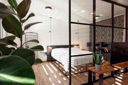 茲諾伊莫的住宿－Apartman Aper，一间卧室配有一张床和盆栽植物