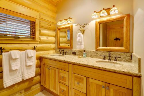 bagno con lavandino e specchio di Exquisite McCall Log Cabin - Walk to Payette Lake! a McCall
