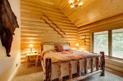 una camera con un letto in una baita di tronchi di Exquisite McCall Log Cabin - Walk to Payette Lake! a McCall