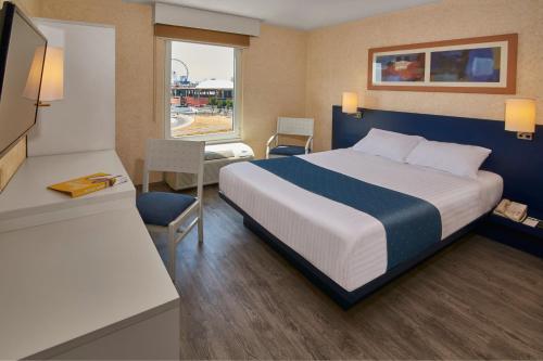 a hotel room with a large bed and a desk at City Express by Marriott Puebla Angelopolis in Puebla