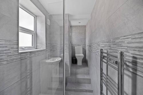 Brand New Huge 2 Bedroom Ground Floor Flat في بلايموث: حمام مع مرحاض ومغسلة