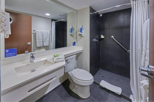 La salle de bains est pourvue de toilettes, d'un lavabo et d'une douche. dans l'établissement City Express by Marriott Cananea, à Cananea